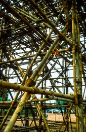 1997;-Asia;-Bamboo;-Bamboo-scaffolding;-Bamboo-structure;-Chandni-Chowk;-Construction;-Construction-site;-Craftsmanship;-Delhi;-India;-Kaleidos;-Kaleidos-images;-La-parole-à-limage;-Lashings;-New-Delhi;-North-India;-Old-Delhi;-Plant-material;-Poles;-Red-Fort;-Rope;-Rope-lashings;-Scaffolding;-Shahjahanabad;-Stories-Pictures;-Structure;-Tarek-Charara;-Traditional-construction;-Travel;-Travel-photography
